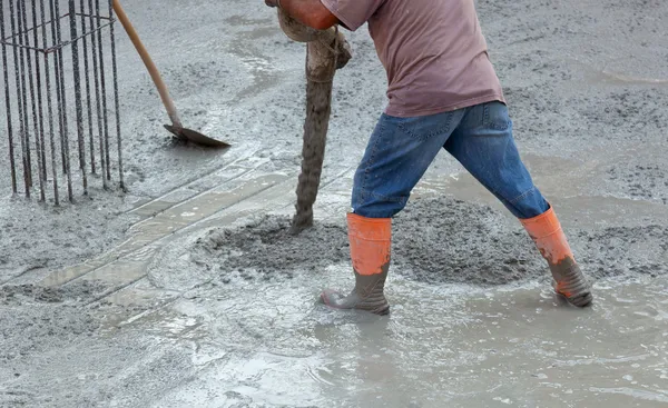 Constructor trabajador con tubo bomba cemento —  Fotos de Stock