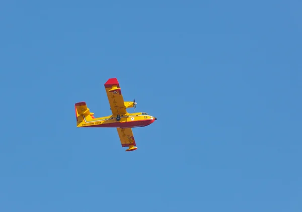 Canadair в дії під час пожежі — стокове фото