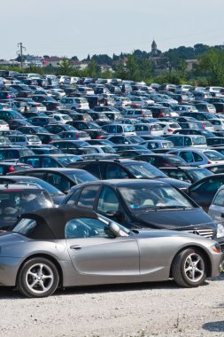 otomobil park üzerinde