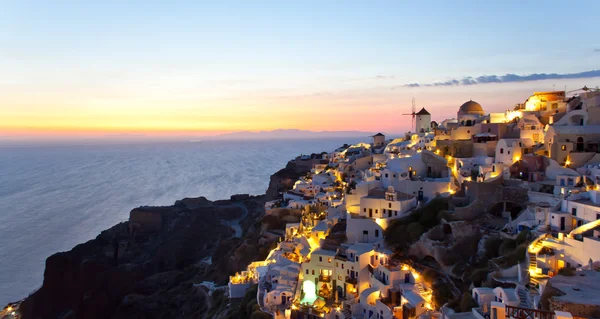 Villaggio di Oia nell'isola di Santorini - Grecia — Foto Stock