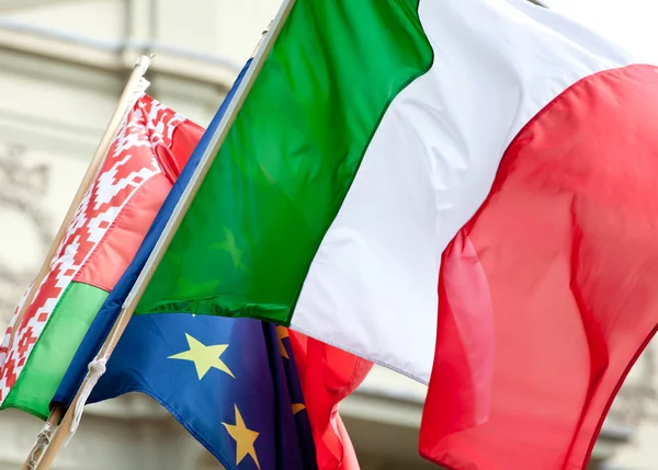 Італійський прапор махав — стокове фото