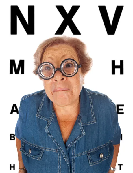 Ältere Frau mit Tisch zur Augenuntersuchung — Stockfoto