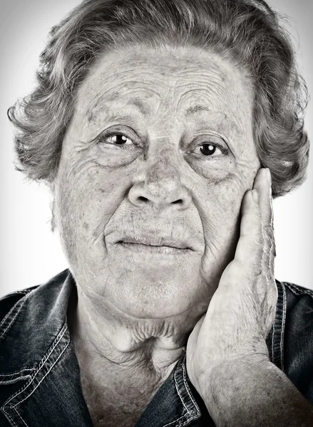Face of an old woman - black and white portrait with dragan effe — Stock Photo, Image