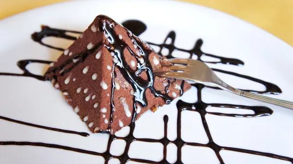 Dessert - forme de dessert au chocolat d'une pyramide — Photo