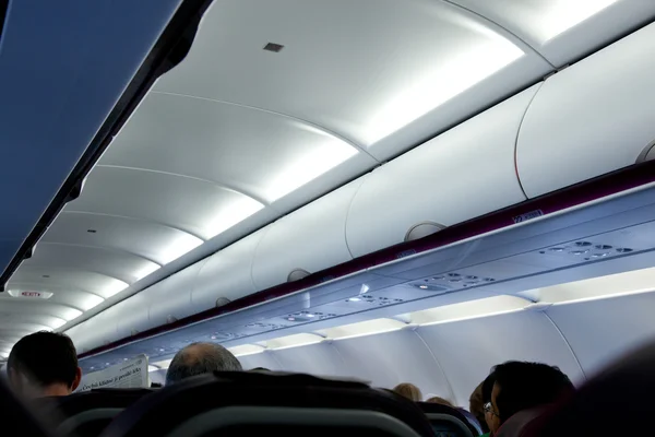 Внутри самолета с пассажирами — стоковое фото