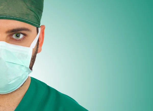 Unga kirurg blicken och tittar på kameran — Stockfoto