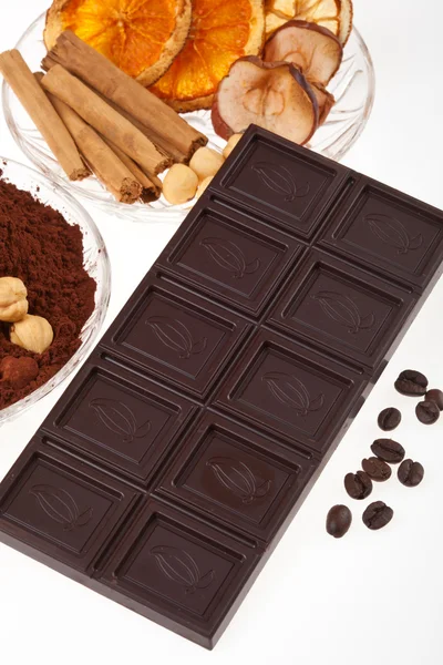 Chocolate con café, granos de café, canela, naranja — Foto de Stock