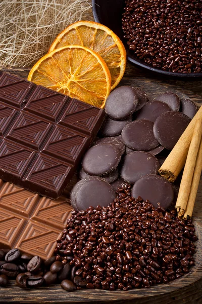 Chocolade met gesneden gedroogde sinaasappel en kaneel stokken — Stockfoto