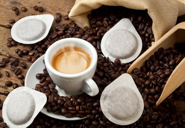 Tazas de café con vainas — Foto de Stock