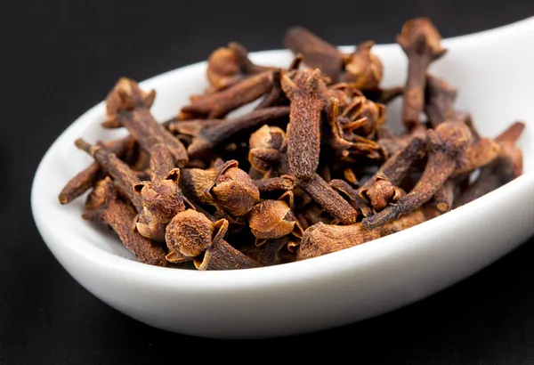 Cloves in the spoon — Stock Photo, Image