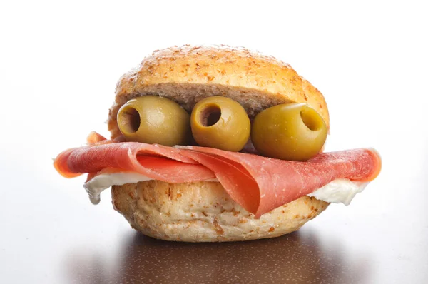 Сендвіч з шинкою та оливками з моцарелою — стокове фото