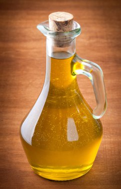 zeytin ve zeytinyağı şişesi