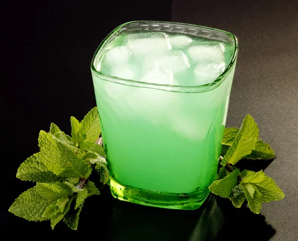 Drink with mint and ice — Stock Photo, Image