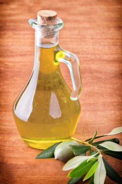 zeytin ve zeytinyağı şişesi