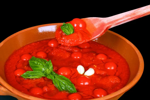Kulho tomaattikastikkeella — kuvapankkivalokuva