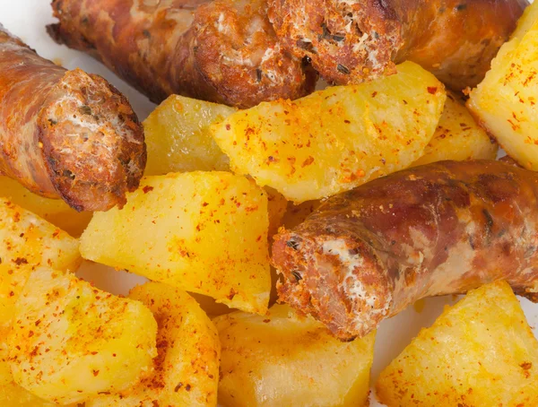 Gegrild vlees worstjes met aardappelen — Stockfoto