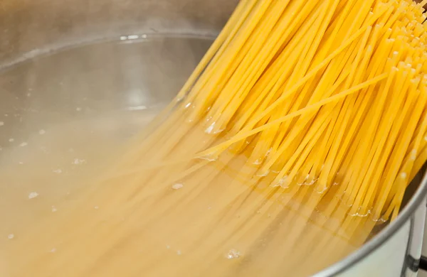 Стальной горшок и спагетти — стоковое фото