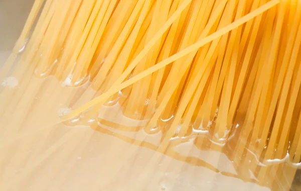 Stalen pot en spaghetti — Stockfoto