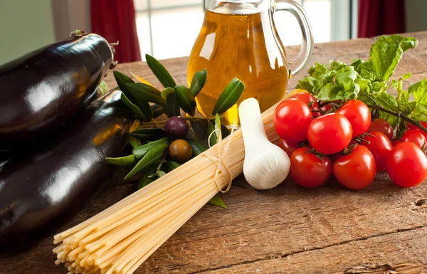 Ingrediënten van pasta alla norma — Stockfoto