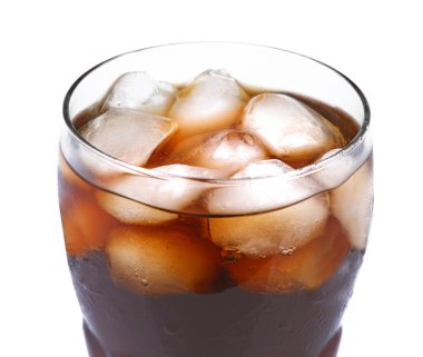 Buzlu bir bardak kola.