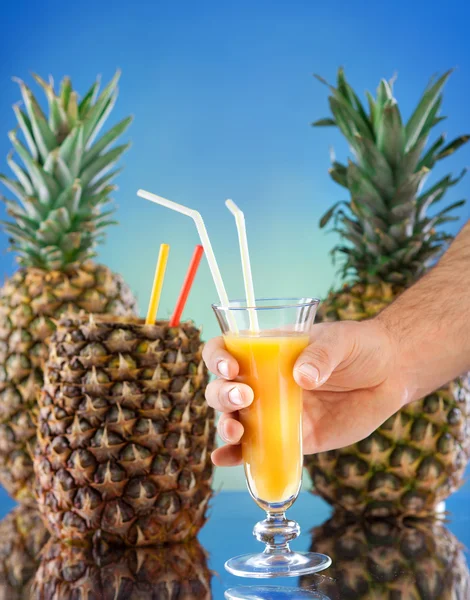 Ananas och juice glas — Stockfoto