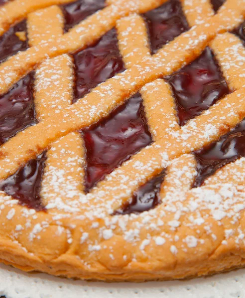Солодкий пиріг з вишневим джемом — стокове фото