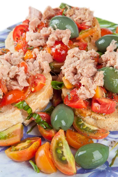 Fresella roti Italia dengan tuna dan tomat — Stok Foto