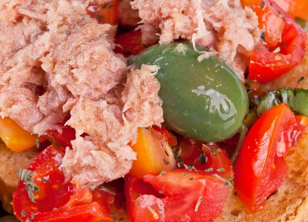 Fresella italienisches Brot mit Thunfisch und Tomaten — Stockfoto