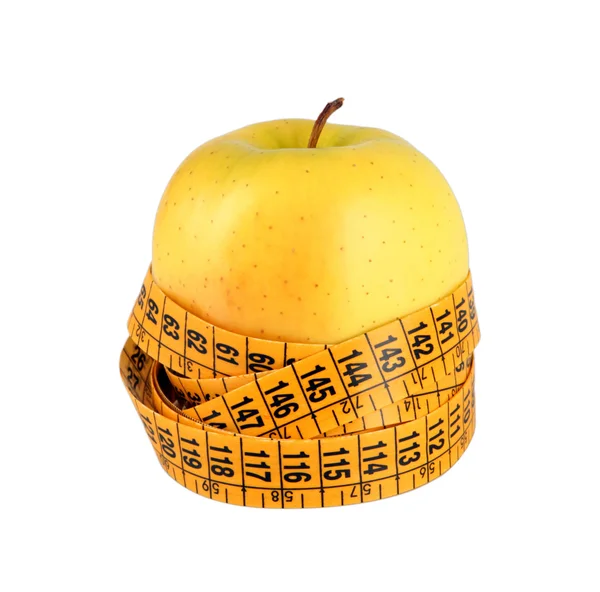Έννοια της διατροφής με πράσινο μήλο τυλιγμένο με μεζούρα — Φωτογραφία Αρχείου