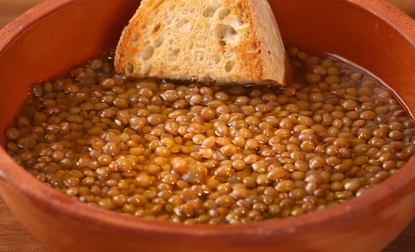 Soupe de lentilles et tranche de pain — Photo