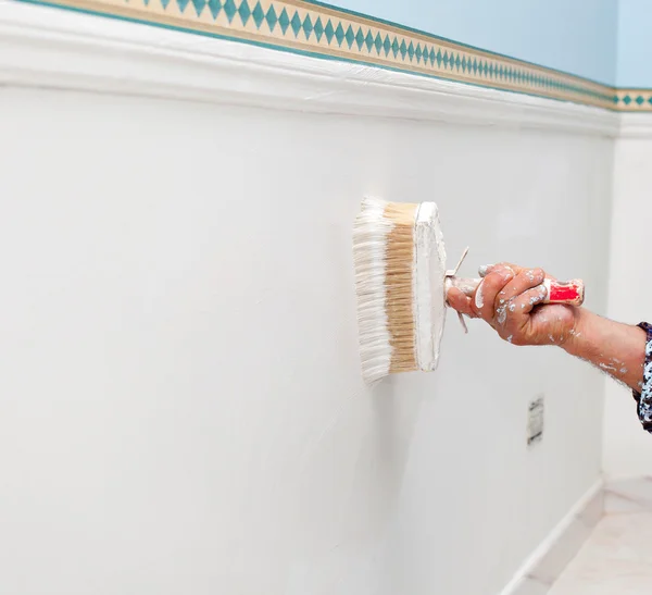 Fechar a escova com a parede branca — Fotografia de Stock