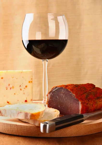 红酒与意大利奶酪和吃饭 — 图库照片
