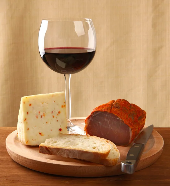 Rotwein mit italienischem Käse und Capocollo — Stockfoto