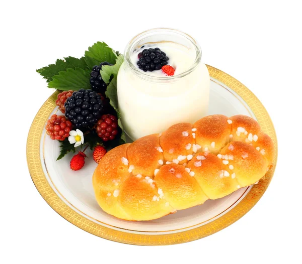 Yogurt with blackberries and brioche — Stock Photo, Image