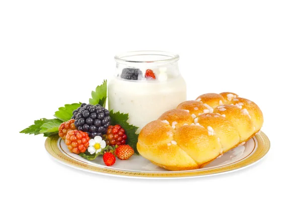 Yogurt with blackberries and brioche — Stock Photo, Image