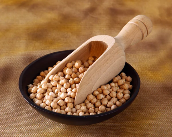 Bowl of raw chickpeas — Stock Photo, Image