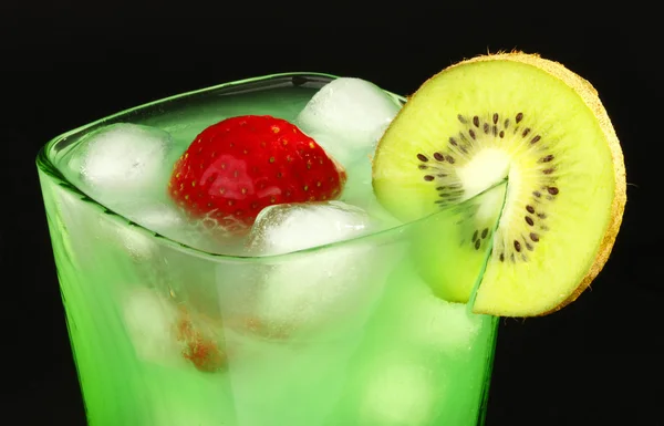 Mátový nápoj s jahodami a kiwi — Stock fotografie