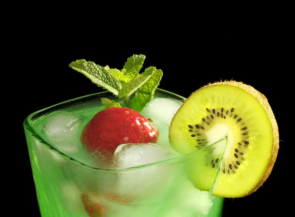 Mátový nápoj s jahodami a kiwi — Stock fotografie