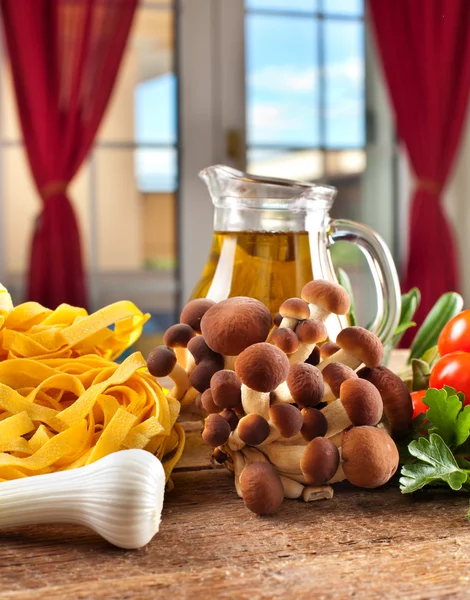 Ingredientes para cocinar fideos con champiñones —  Fotos de Stock