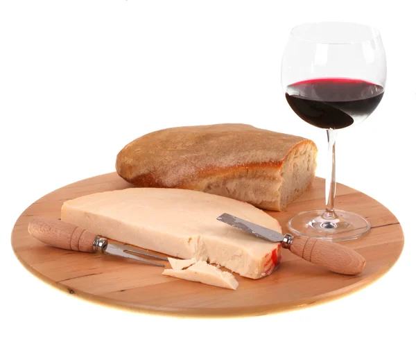 イタリアのスパイシーなプロヴォローネ チーズ風味赤ワインとパン — ストック写真