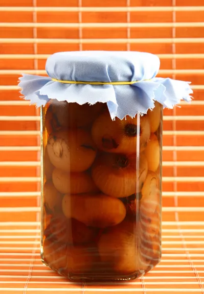 Zachowania z cebulą cipolline borettane w oleju — Zdjęcie stockowe