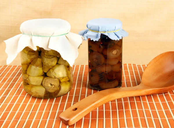 Jars with artichokes and onions in oil — Stock Photo, Image