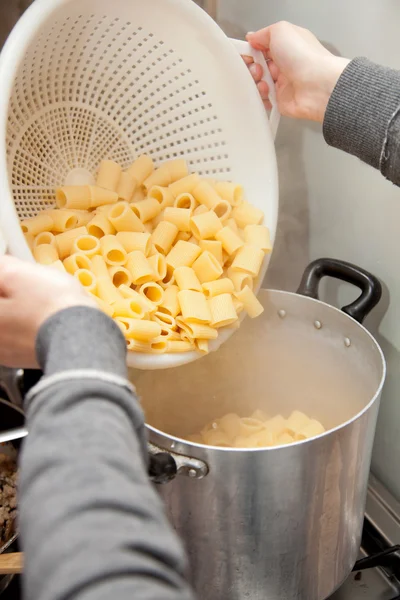 Matlagning pasta med ett durkslag — Stockfoto
