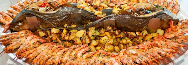 Fish with shrimp and potatoes — Stock Photo, Image