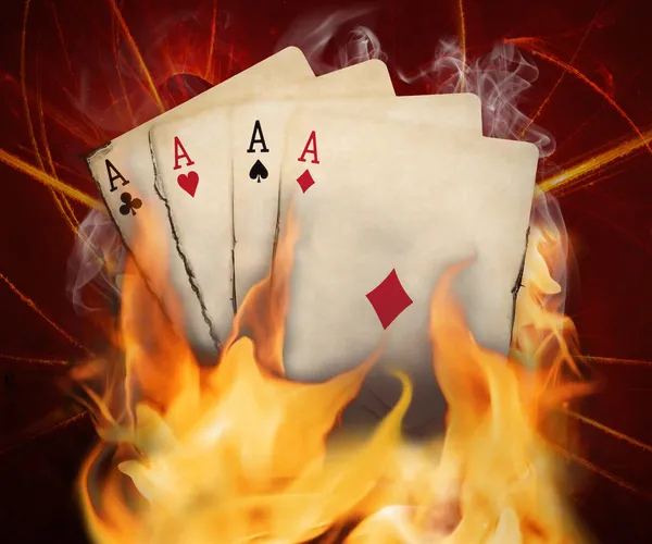 Les cartes de poker brûlent dans le feu — Photo