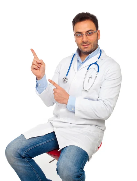 Knappe jonge dokter wijzen — Stockfoto