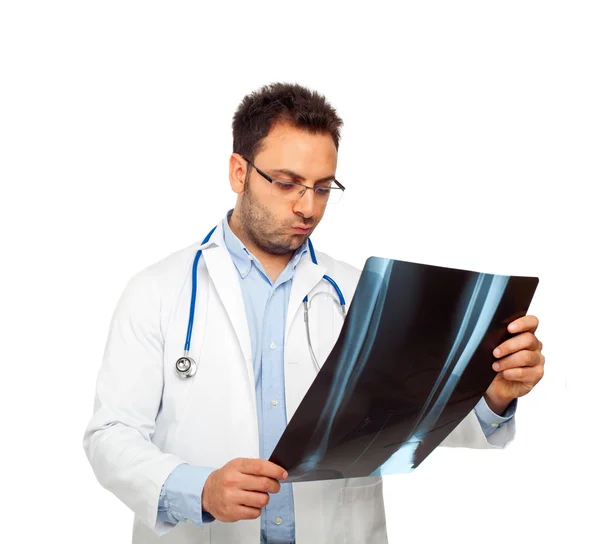 Pohledný mladý doktor s radiografie — Stock fotografie