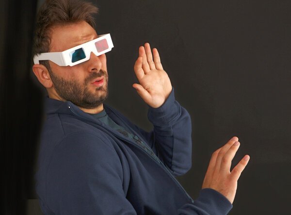 Человек с трехмерными стеклами
