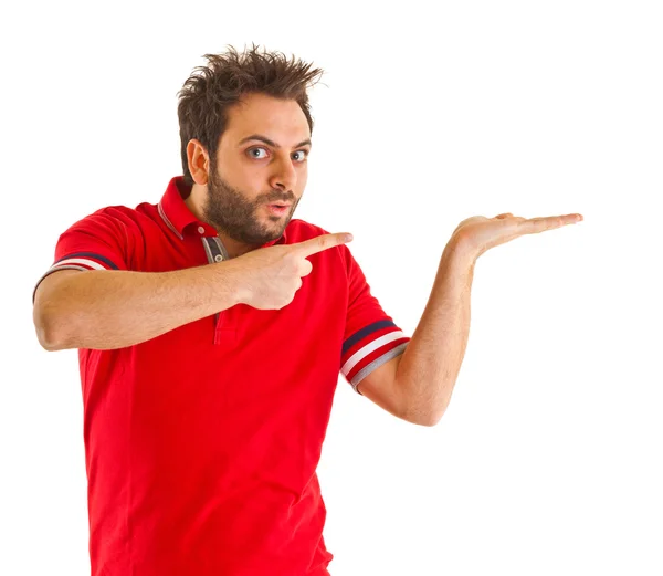 Homme pointant avec t-shirt rouge — Photo