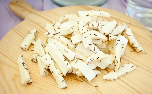 Λευκό τυρί με δενδρολίβανο — Φωτογραφία Αρχείου